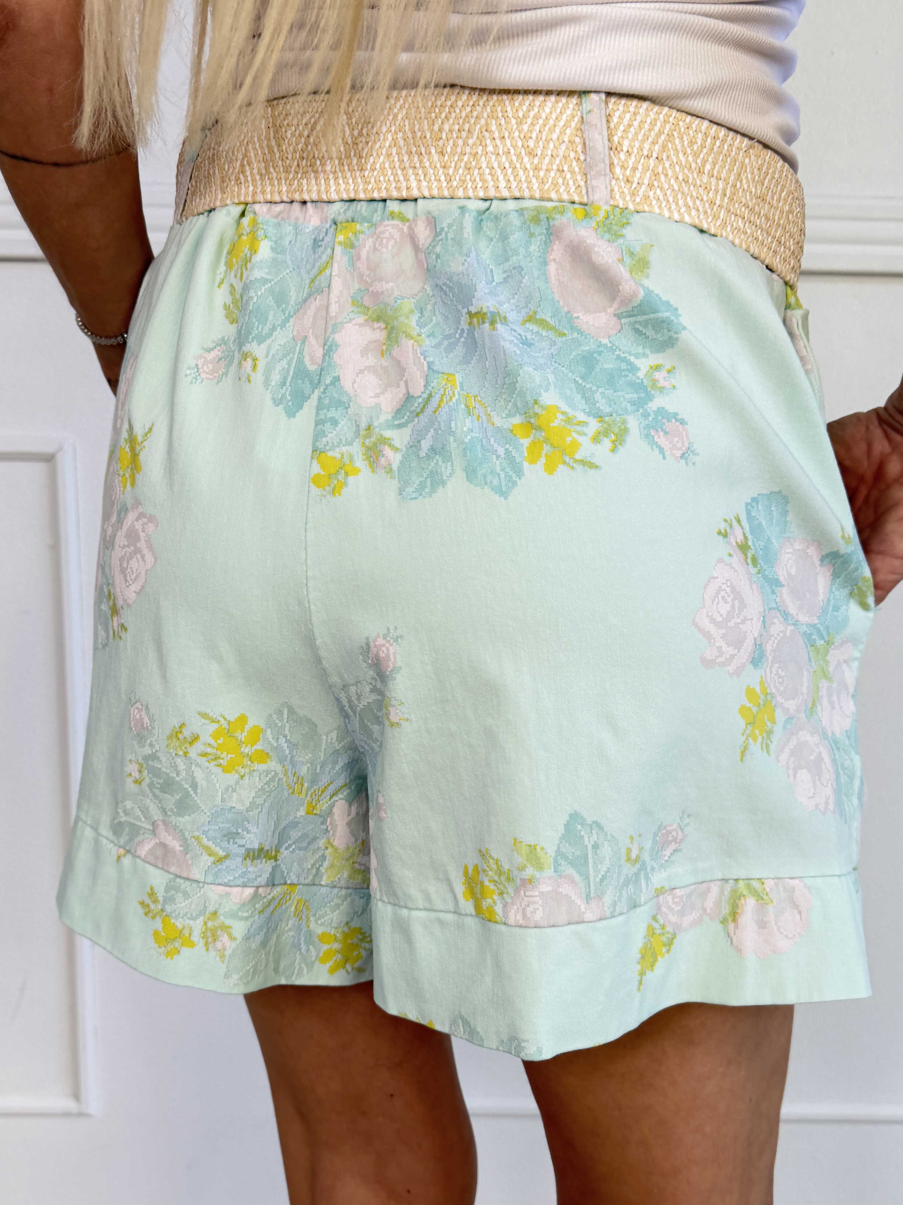 Pianora - Plus size shorts i en viskoseblanding med blomster og flettet bælte